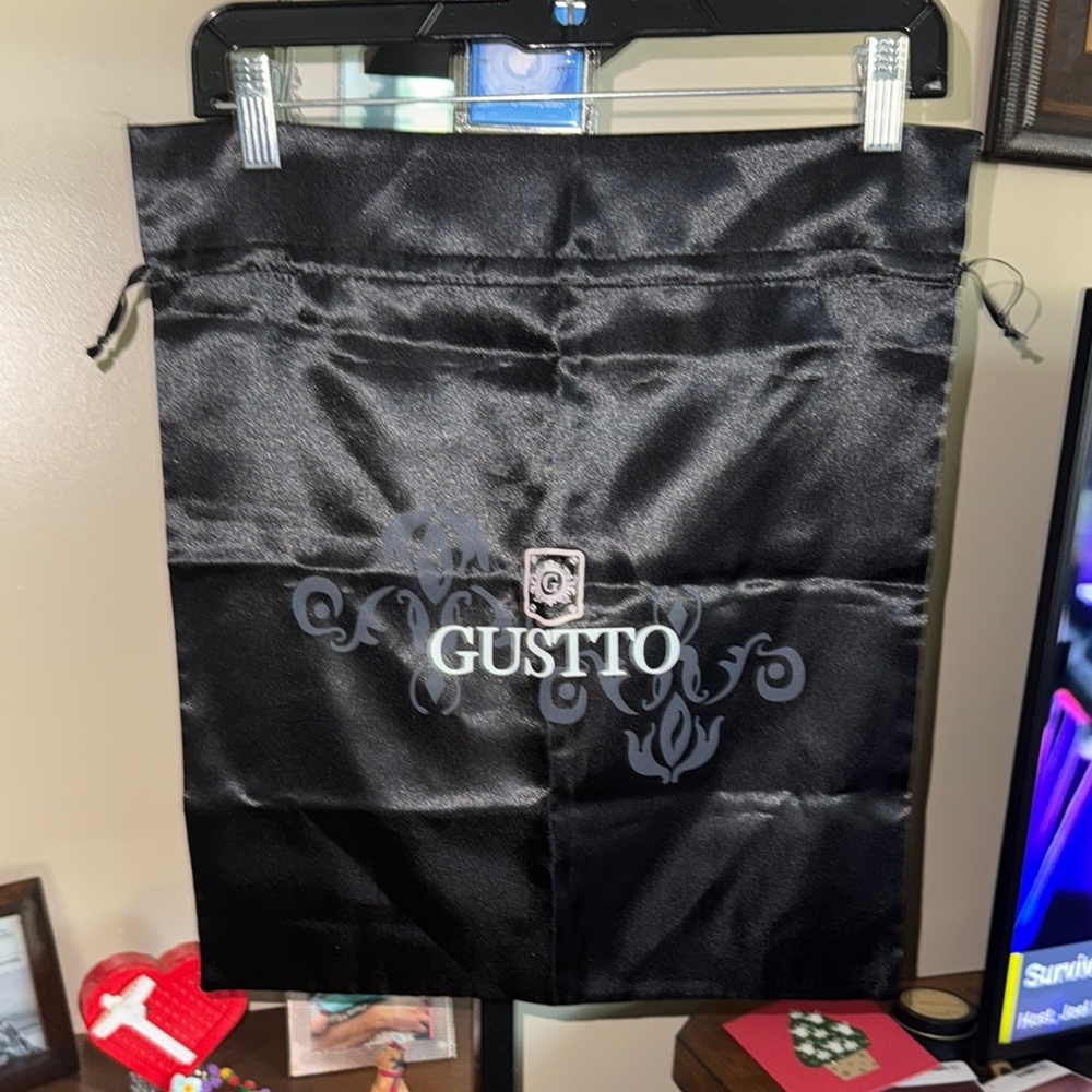 Gustto 16” x 17.5” satin dustbag